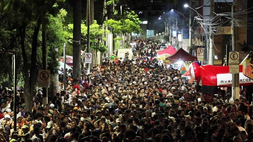 Pr Carnaval De Sete Lagoas Est Atraindo Multid Es E J Um Grande